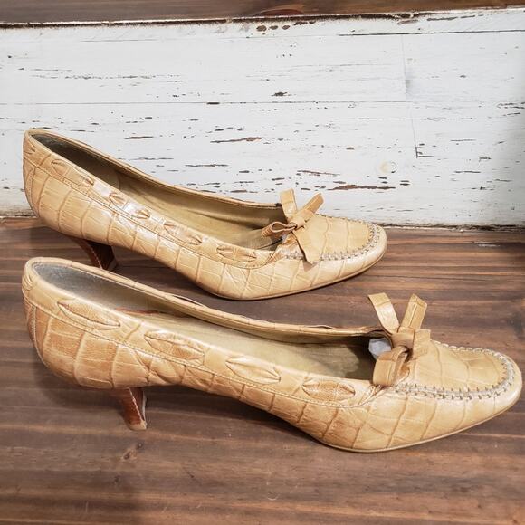 Stuart Weitzman Leather Alligator Nude Kitten Heel Bow Pumps 8 - Picture 10 of 12